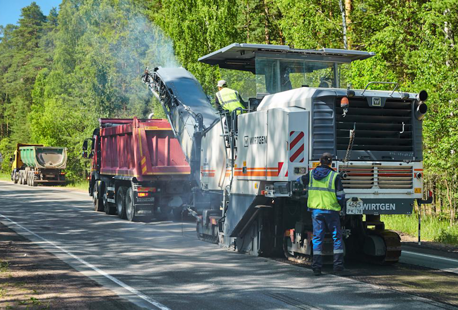 Дорожный сезон в Ленобласти стартовал с ремонта Гостилицкого шоссе